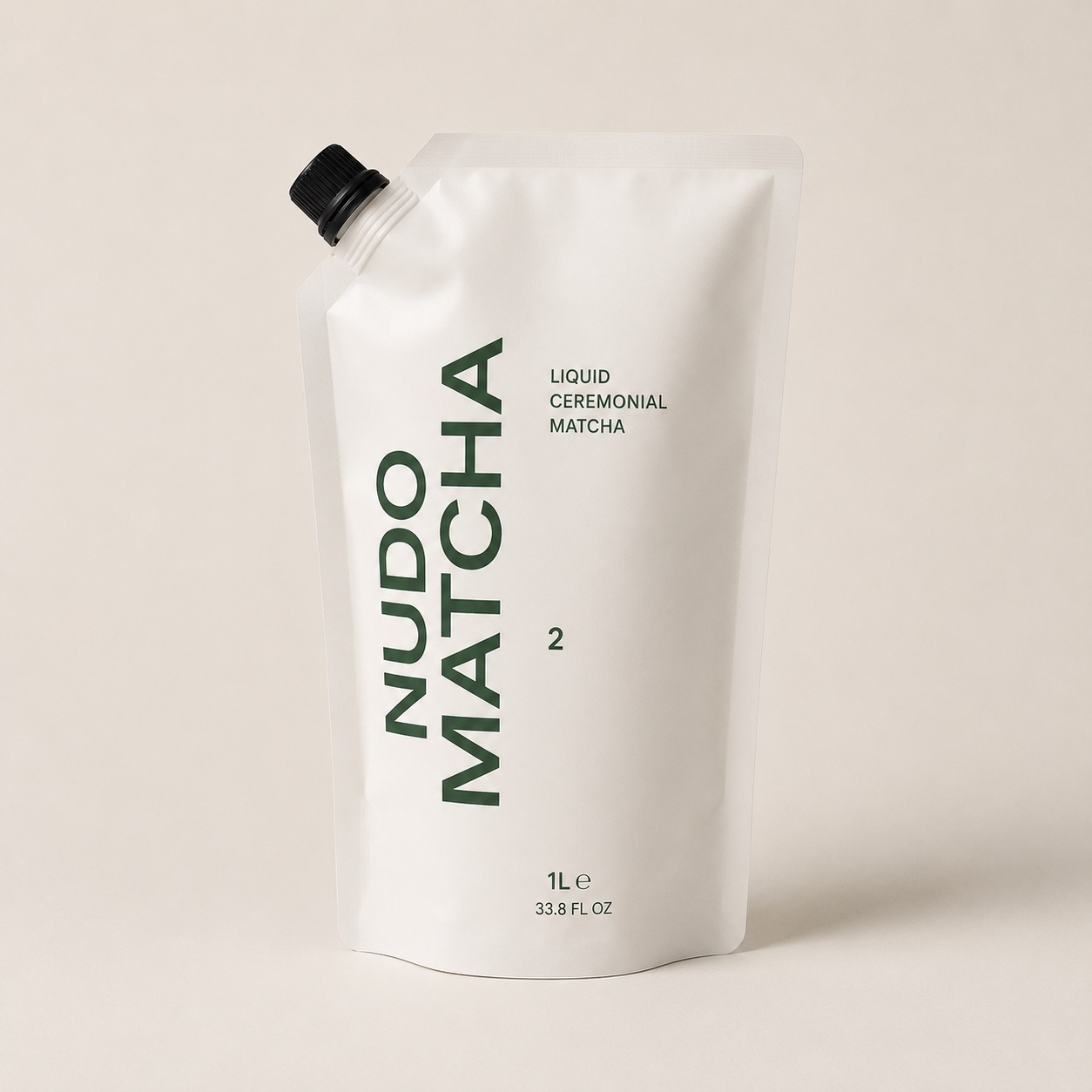 Nudo Matcha Nachfüllbeutel, 1 Liter, weißer Standbeutel mit schwarzem Verschluss