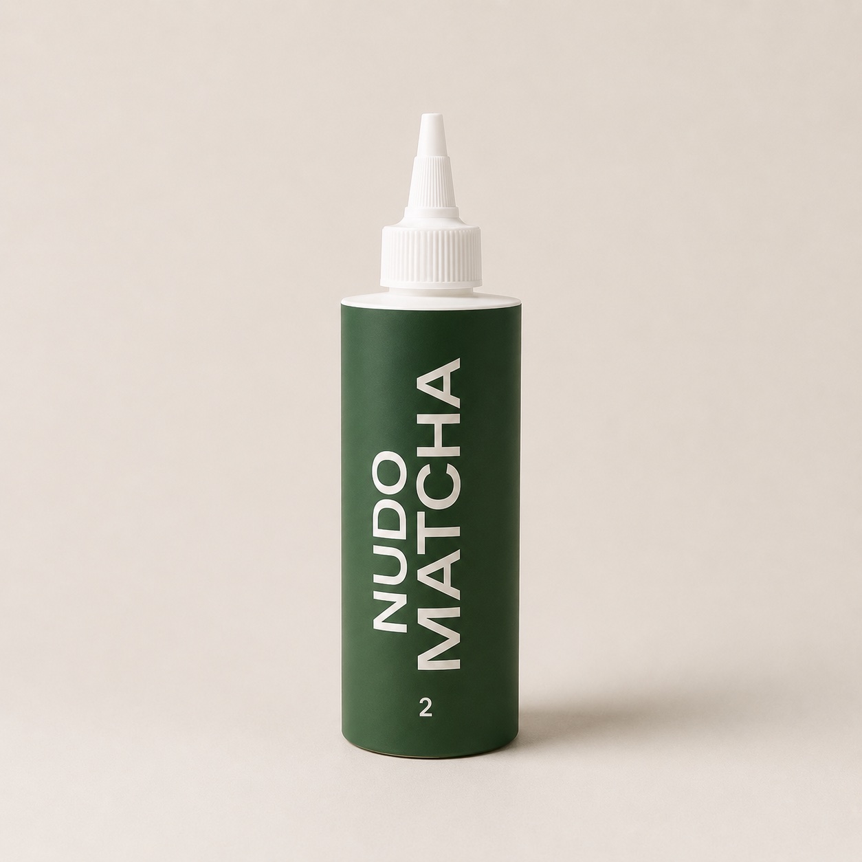 Dunkelgrüne Nudo Matcha Quetschflasche mit weißer Dosierspitze