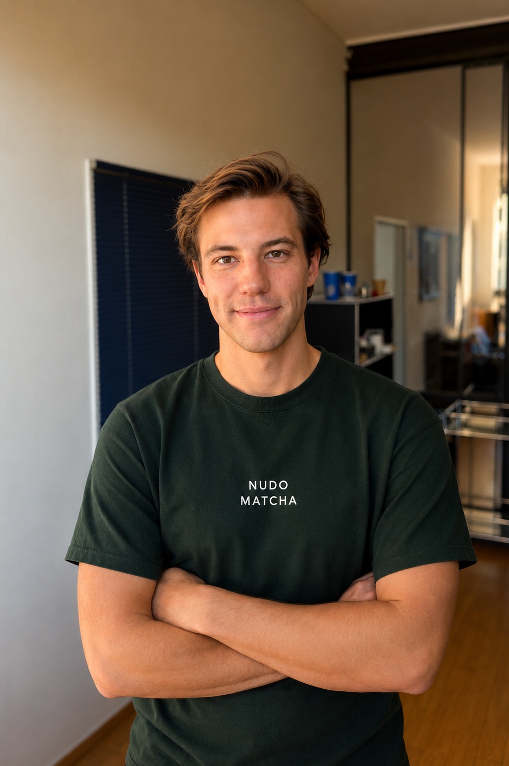 Max, Mitgründer von Nudo Matcha, im dunkelgrünen Nudo-Matcha-T-Shirt