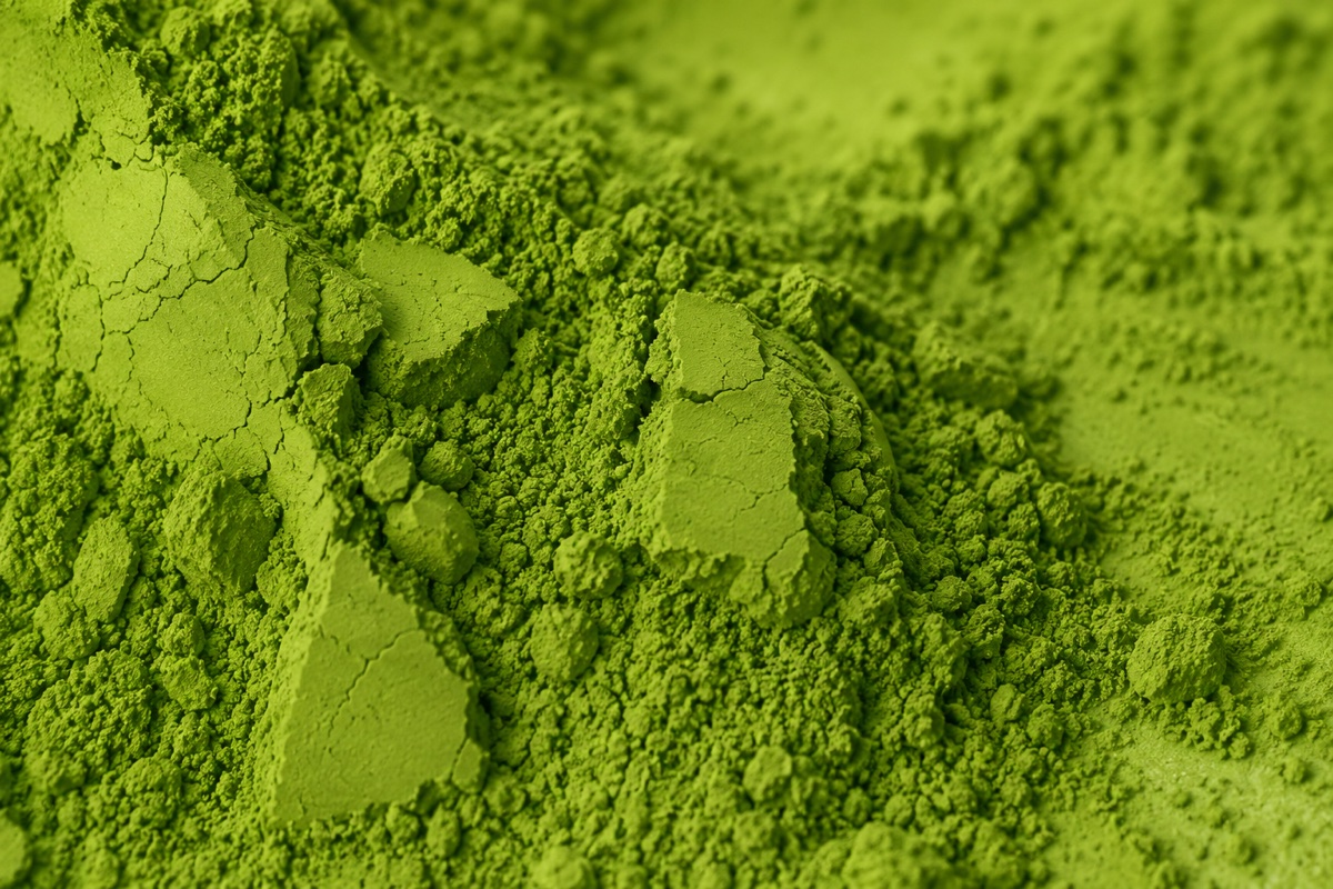 Feines, leuchtend grünes Matcha-Pulver in Nahaufnahme